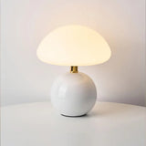 Moderne tafellamp met een bolvormige voet en een paddenstoelvormige kap – minimalistische stijl