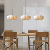 Hanglamp met zijden kap in Japanse wabi-sabi stijl – ovale kap met delicate ribbels