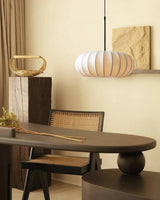 Hanglamp met zijden kap in Japanse wabi-sabi stijl – ovale kap met delicate ribbels