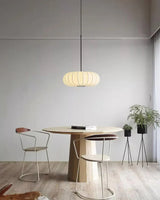 Hanglamp met zijden kap in Japanse wabi-sabi stijl – ovale kap met delicate ribbels