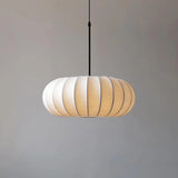 Hanglamp met zijden kap in Japanse wabi-sabi stijl – ovale kap met delicate ribbels