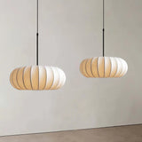 Hanglamp met zijden kap in Japanse wabi-sabi stijl – ovale kap met delicate ribbels