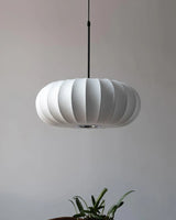 Hanglamp met zijden kap in Japanse wabi-sabi stijl – ovale kap met delicate ribbels