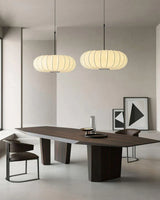 Hanglamp met zijden kap in Japanse wabi-sabi stijl – ovale kap met delicate ribbels