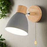 Moderne wandlamp met houten basis en metalen kap