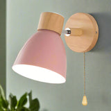 Moderne wandlamp met houten basis en metalen kap