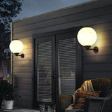Zonne-energie LED Globe Wandlamp – Elegante Buitenlamp voor Paden & Ingangen