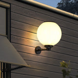 Zonne-energie LED Globe Wandlamp – Elegante Buitenlamp voor Paden & Ingangen