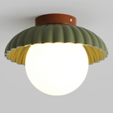 Plafondlamp met melkwitte kap die warme verlichting in de hal biedt