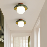 Plafondlamp met melkwitte kap die warme verlichting in de hal biedt