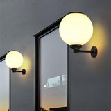 Zonne-energie LED Globe Wandlamp – Elegante Buitenlamp voor Paden & Ingangen