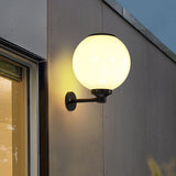 Zonne-energie LED Globe Wandlamp – Elegante Buitenlamp voor Paden & Ingangen