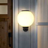 Zonne-energie LED Globe Wandlamp – Elegante Buitenlamp voor Paden & Ingangen