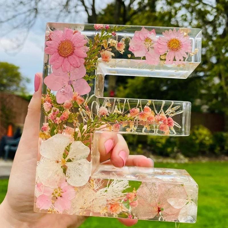 Nachtlampje van kunsthars met bloemenpatroon
