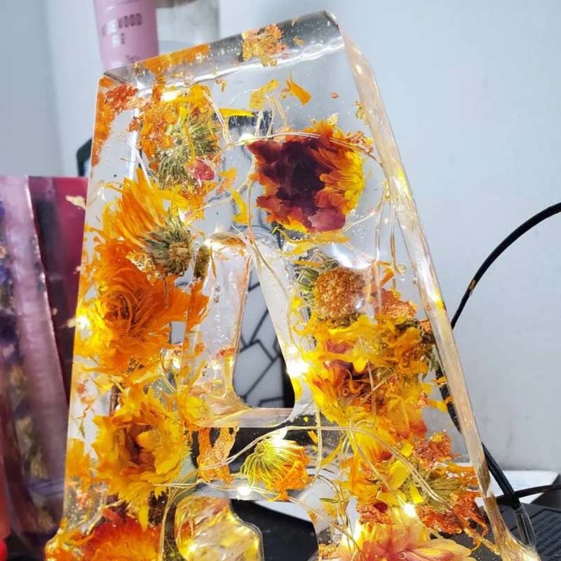 Nachtlampje van kunsthars met bloemenpatroon