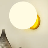 Wandlamp met matte glazen bol en gouden wandbevestiging