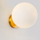 Wandlamp met matte glazen bol en gouden wandbevestiging