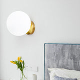 Wandlamp met matte glazen bol en gouden wandbevestiging