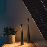 Elegante LED-tafellampe met modern, slank ontwerp en touch-knop