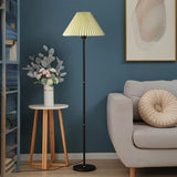 Retro vloerlamp met stoffen kap en ijzeren voet voor woonkamer en slaapkamer
