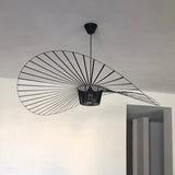 Zwarte Hanglamp in Hoedvorm – Moderne Elegantie