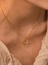 Kruis Hanger met Gouden Afwerking, Glanzende Zirkonia en Spirituele Stijl