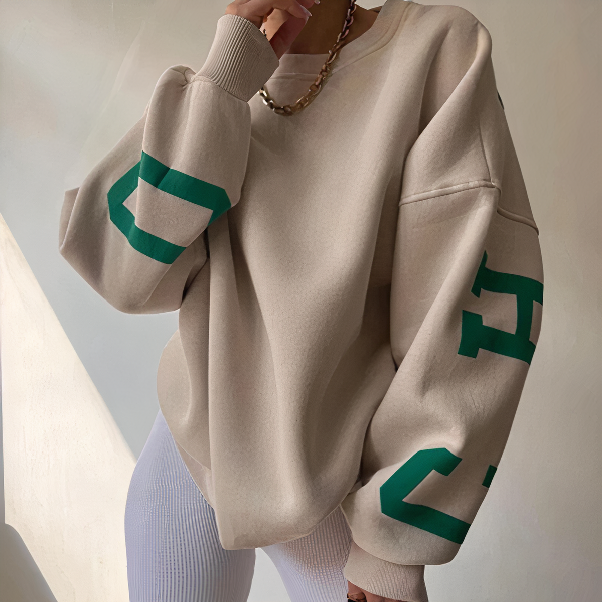 Clara - oversized klassieke wintertrui | Oversized comfortabele wintertrui voor dames | Tijdloze stijlvolle pullover | Perfect voor casual en chique outfits | Hoge kwaliteit en duurzaam | Elegant ontwerp en vrijheid van bewegingsvrijheid