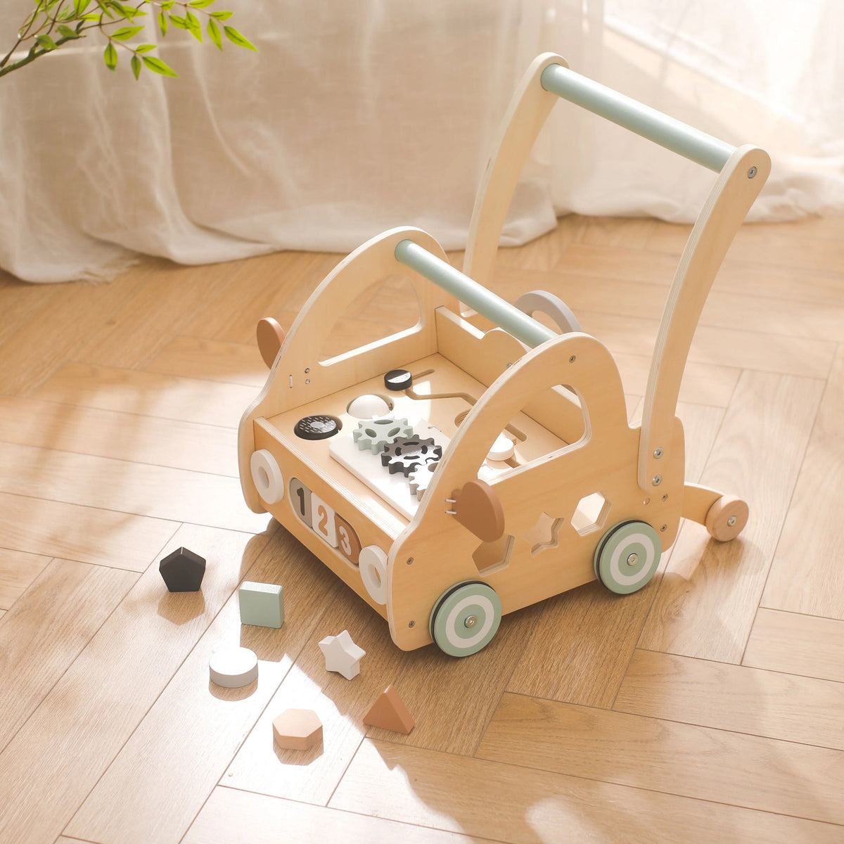 Houten loopwagen met Montessori-speelstukken en spiegels