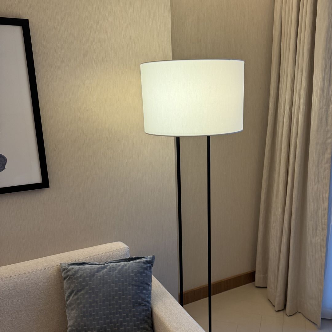 Solaro Zwarte Vloerlamp – Moderne Staande Lamp met Dimfunctie en Warm LED Licht