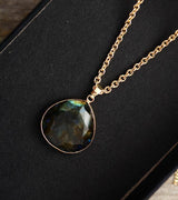 Labradoriet Luxe Halsketting – Natuurlijke Steen met Gouden Accenten voor Elegantie en Betovering