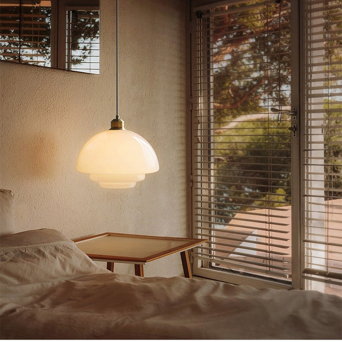 Melkwitte Glazen Hanglamp | Mid-Century Modern Design | Diameter Variaties | Verstelbare Ophanglengte | Glas en Messing | Geschikt voor 110V-120V | Elegant Statement Stuk voor Interieur