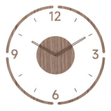 Noordse eenvoud in een houten klok