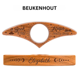 BookLover | Deze gepersonaliseerde houten boekenhouder houdt je verhaal open – met één hand, puur comfort