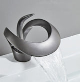 FlowArc – Moderne gebogen wastafelkraan voor de badkamer met watervaluitloop en minimalistische bediening