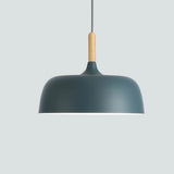 Moderne metalen hanglamp met houten accent – minimalistische Scandinavische stijl