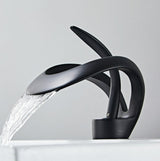 FlowArc – Moderne gebogen wastafelkraan voor de badkamer met watervaluitloop en minimalistische bediening