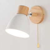Moderne wandlamp met houten basis en metalen kap