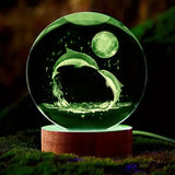 Mariluna Kristallen Bol Dolfijn | 3D-Lasergravure & LED-Basis | Maan- & Zee Motief