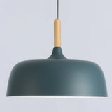 Moderne metalen hanglamp met houten accent – minimalistische Scandinavische stijl