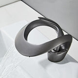 FlowArc – Moderne gebogen wastafelkraan voor de badkamer met watervaluitloop en minimalistische bediening