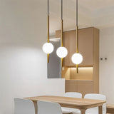 Moderne gouden hanglamp met bolvormige kap | Minimalistische LED plafondlamp