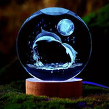 Mariluna Kristallen Bol Dolfijn | 3D-Lasergravure & LED-Basis | Maan- & Zee Motief