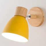 Moderne wandlamp met houten basis en metalen kap