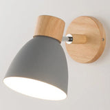 Moderne wandlamp met houten basis en metalen kap