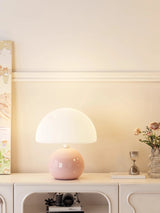Moderne tafellamp met een bolvormige voet en een paddenstoelvormige kap – minimalistische stijl