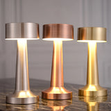 Moderne metalen LED tafellamp met aanraakschakelaar en warm licht