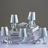 Designer LED tafellamp zittende man met glanzende afwerking