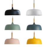 Moderne metalen hanglamp met houten accent – minimalistische Scandinavische stijl