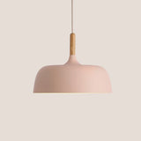 Moderne metalen hanglamp met houten accent – minimalistische Scandinavische stijl