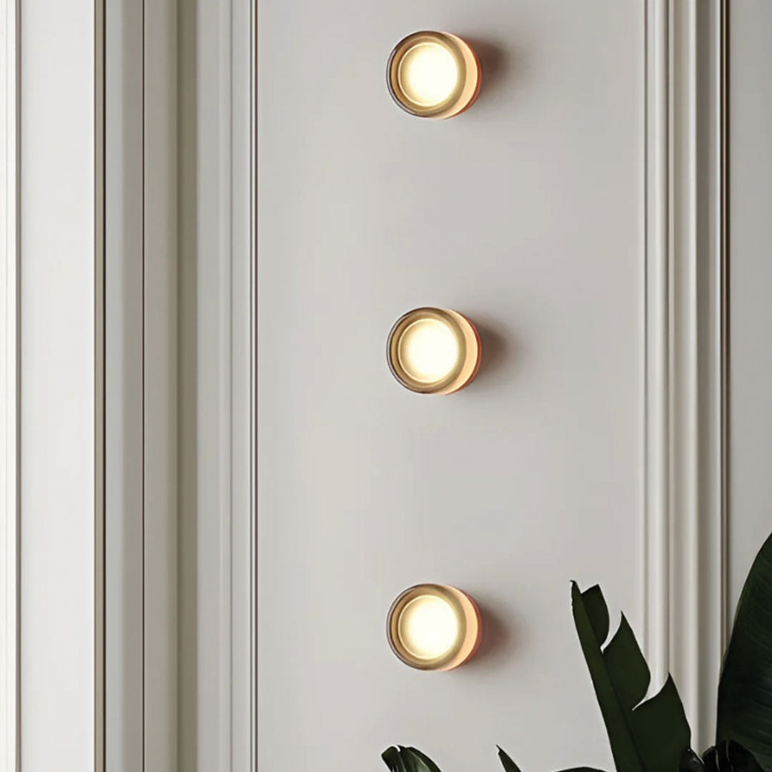 Nomeva | Moderne wandlamp met kuiltjestextuur | Hoogwaardig metaal | Energiezuinige LED | Verkrijgbaar in Amber, Rook, Wit | Eenvoudige installatie | 13,7x7 cm | Voor woonkamer, slaapkamer, gang